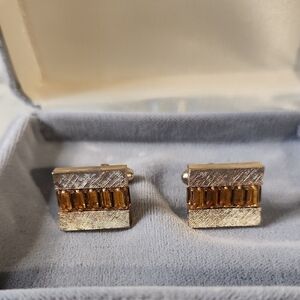 Vintage | Gold-Tone Men’s Cufflinks with Amber Stone Inlay